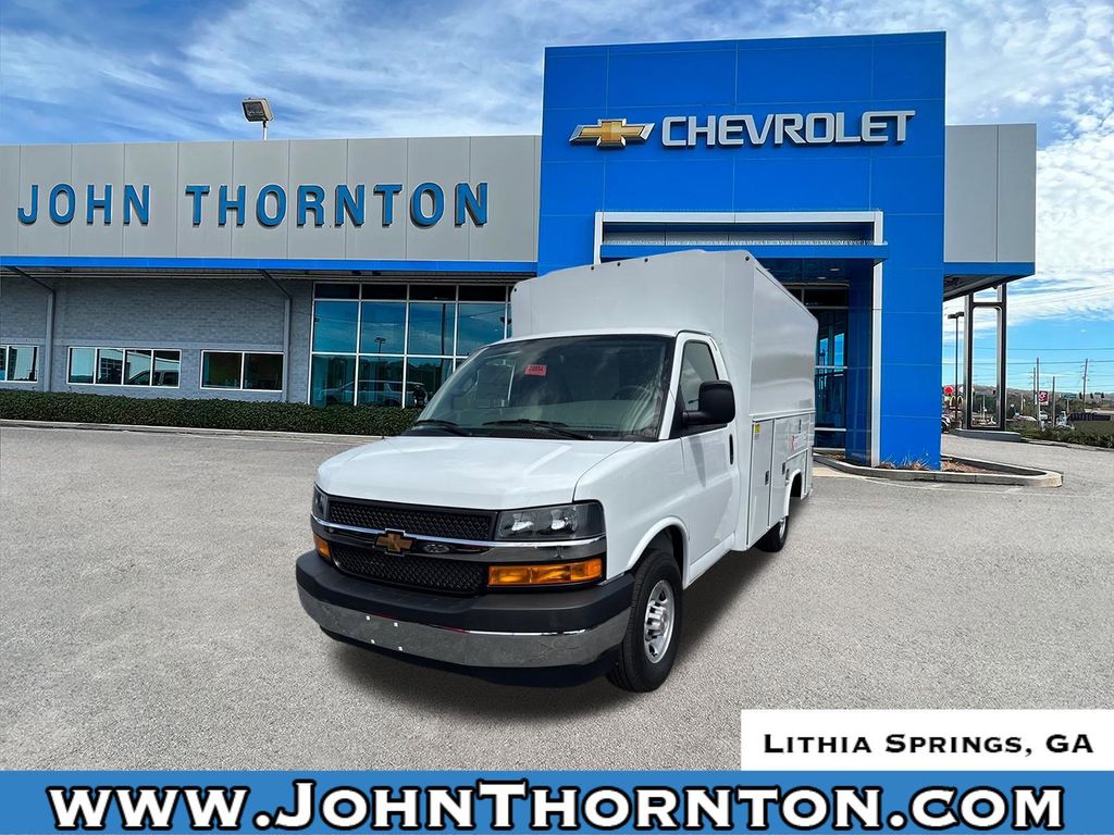 Summit White 2026 Chevrolet Express Chassis 3500 Cutaway 139 Van Rear-Wheel Drive 8-Speed Automatic