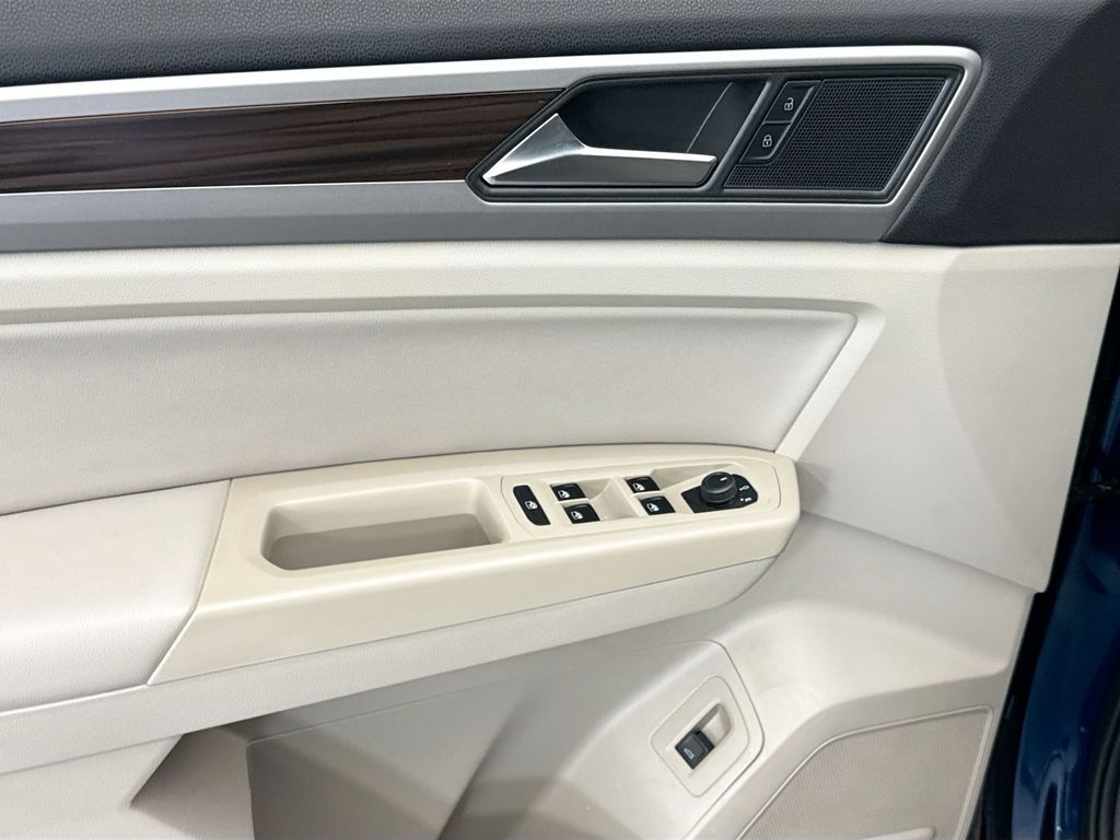 Thumbnail: 2021 Volkswagen Atlas - 22