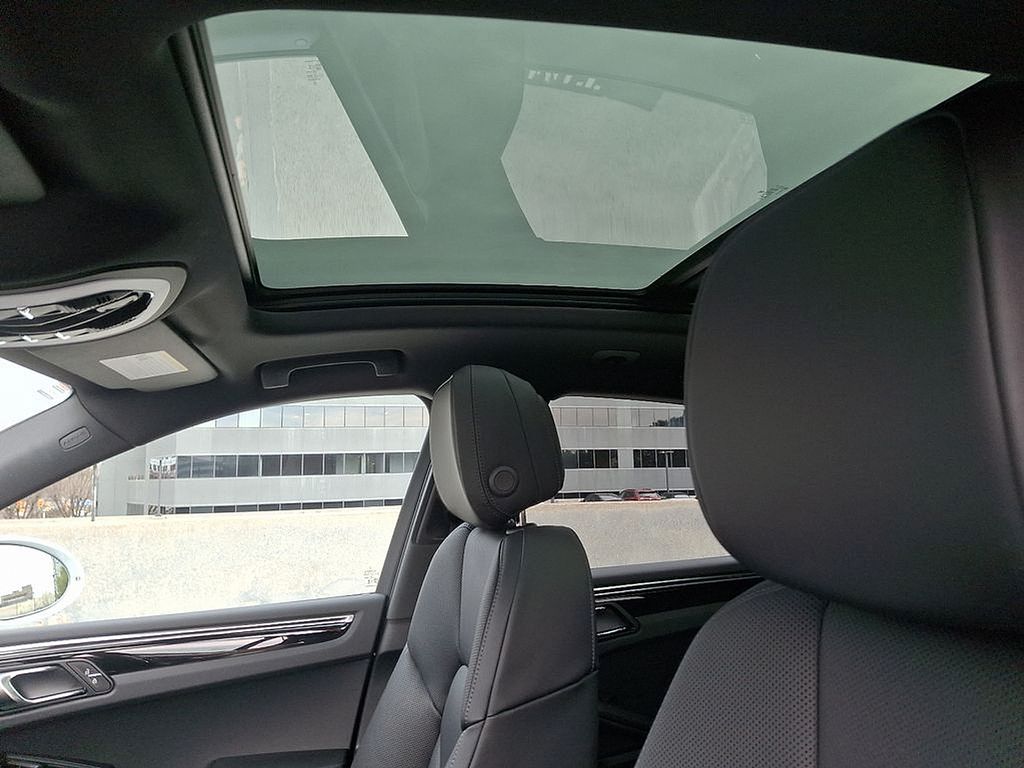 Thumbnail: 2025 Porsche Macan - 15