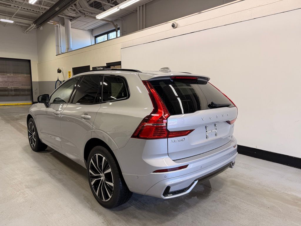 Thumbnail: 2025 Volvo XC60 - 3