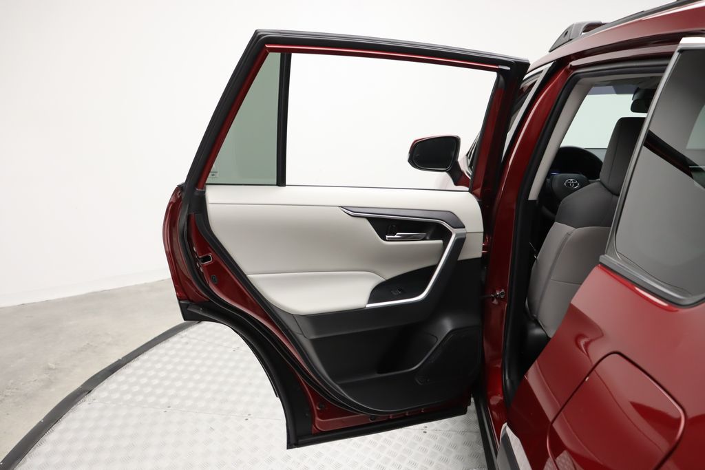 2022 Toyota RAV4 XLE 21