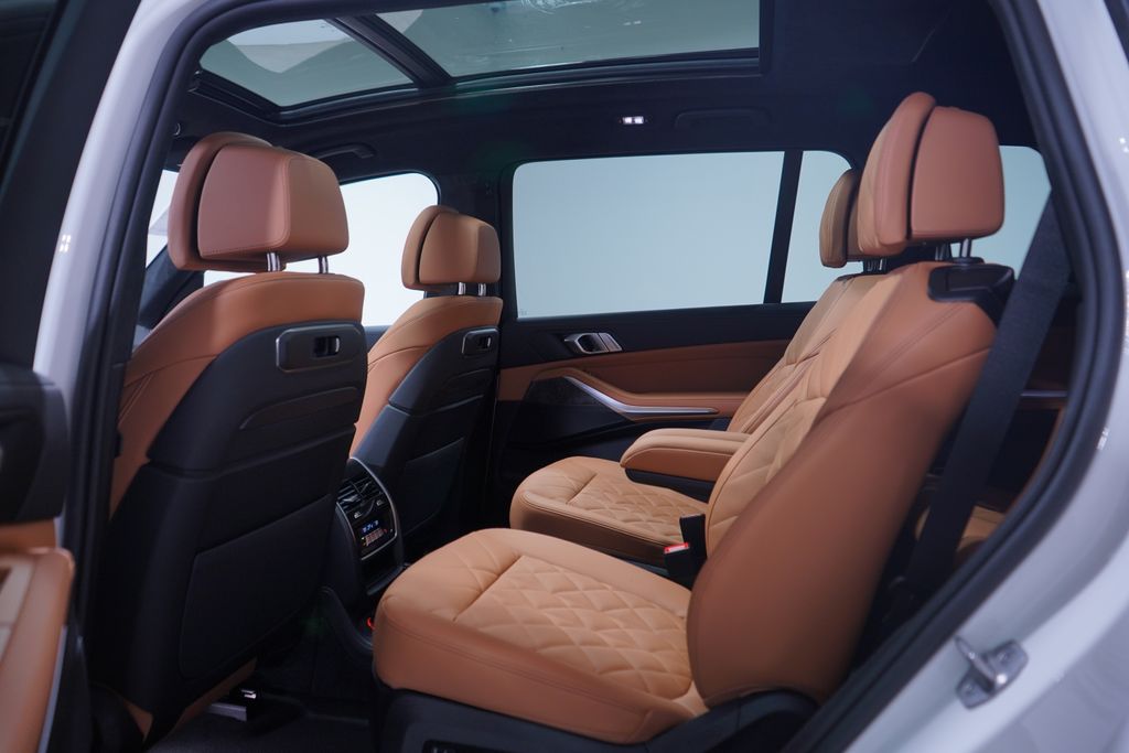 Thumbnail: 2026 BMW X7 - 9