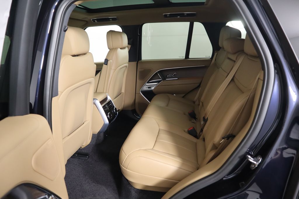 2025 Land Rover Range Rover SE 22