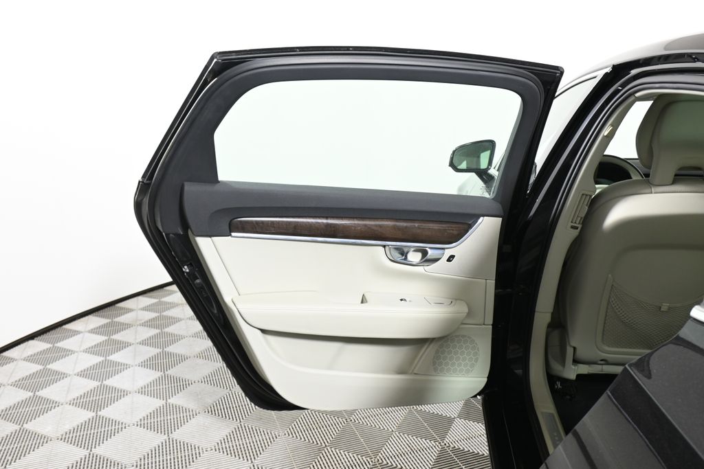 Thumbnail: 2018 Volvo S90 - 32