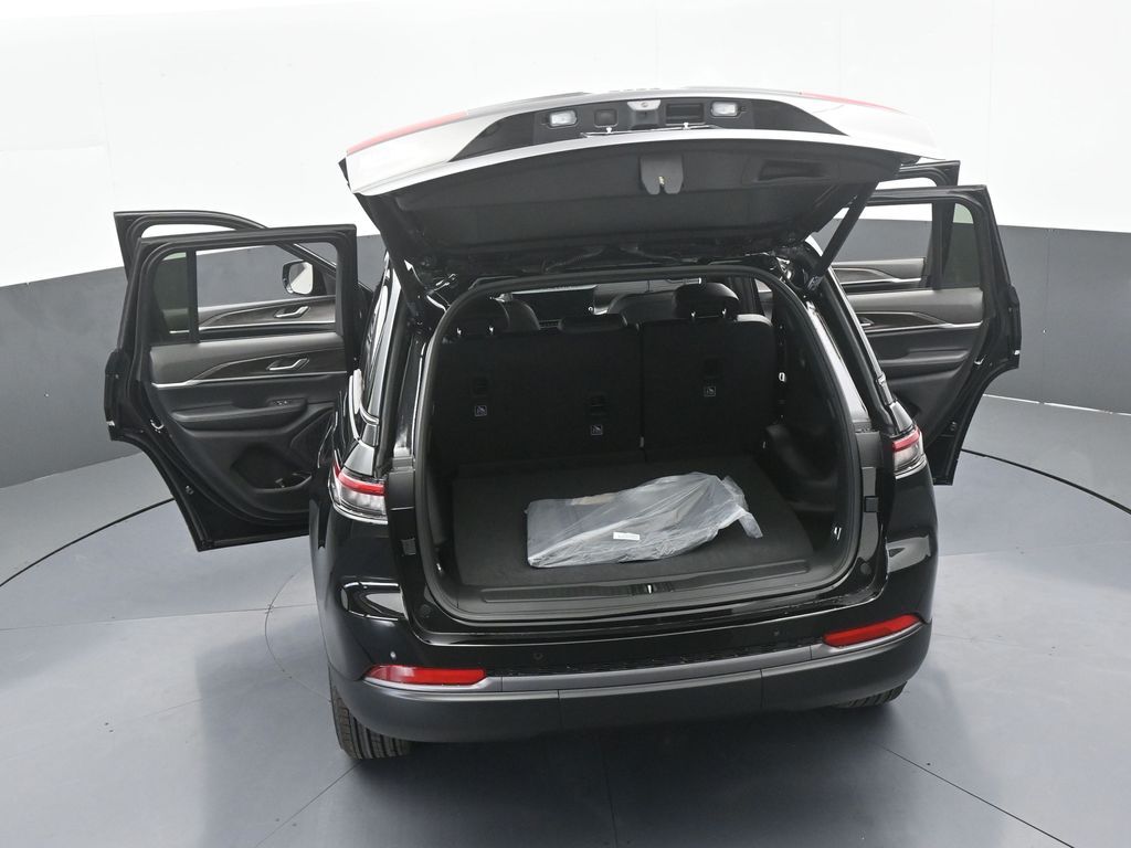 New 2026 Diamond Black Crystal Pearlcoat Jeep Laredo image 51