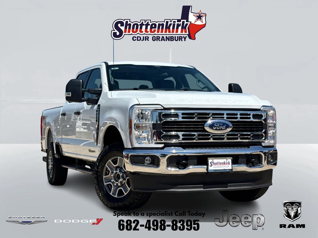 Oxford White 2025 Ford F-250 Super Duty Pickup Truck Four-Wheel Drive Automatic