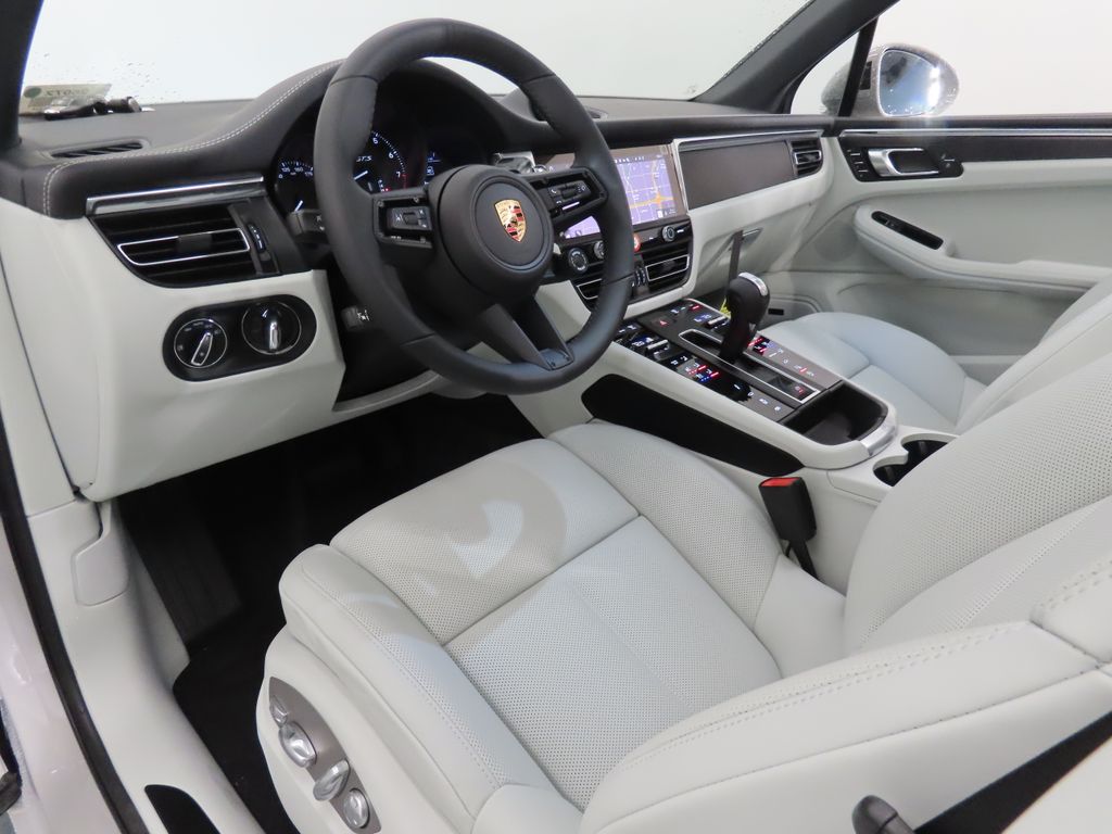 Thumbnail: 2026 Porsche Macan - 4