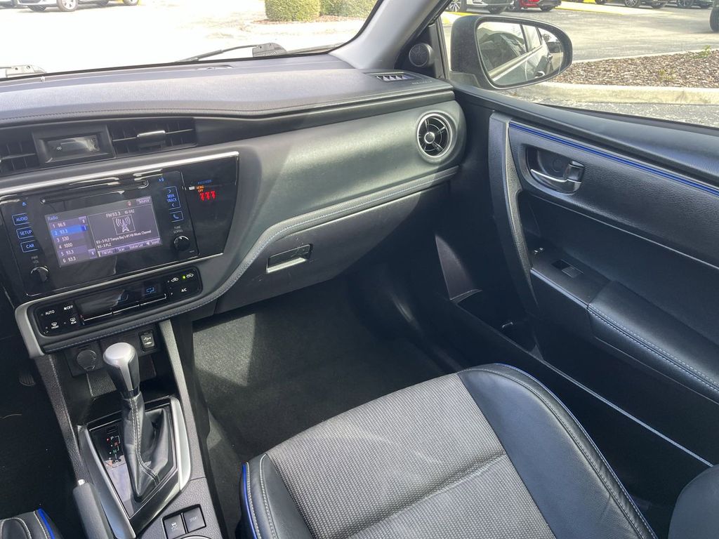 2019 Toyota Corolla XLE 16