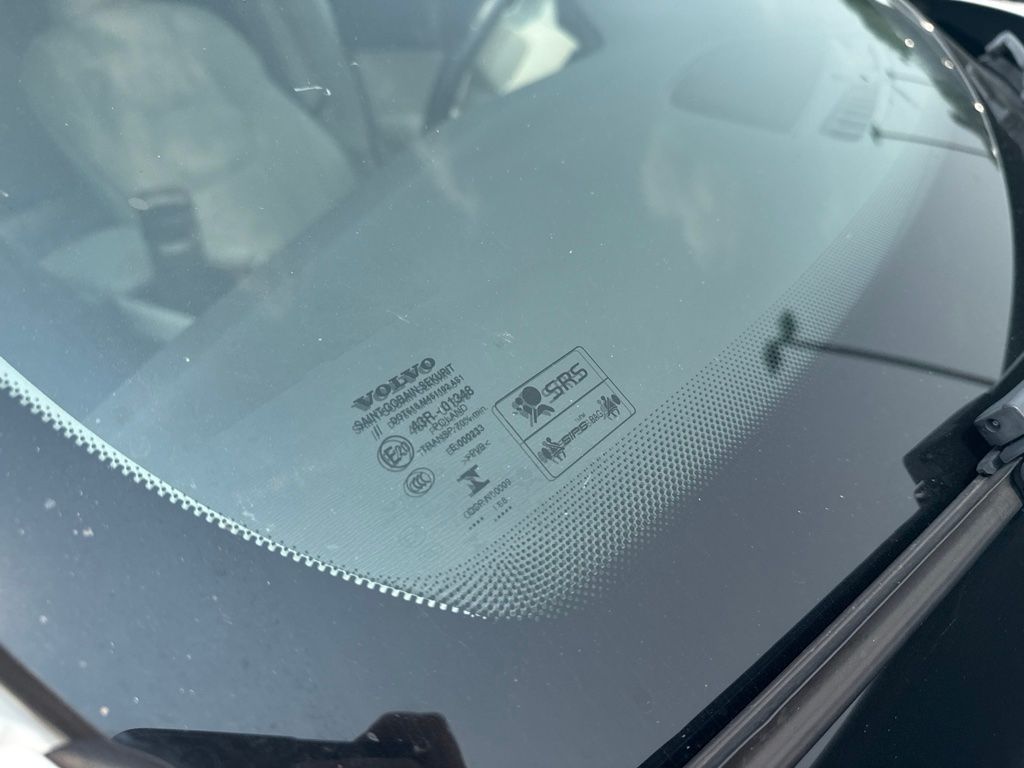 Used 2019 White Volvo T5 Momentum image 7
