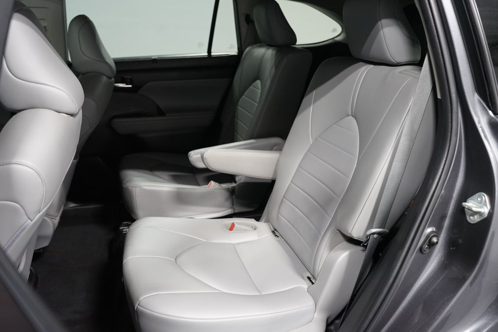 Thumbnail: 2022 Toyota Highlander - 28