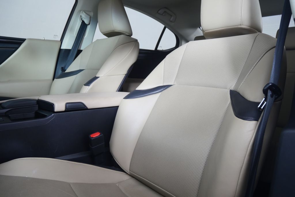Thumbnail: 2019 Lexus ES - 10