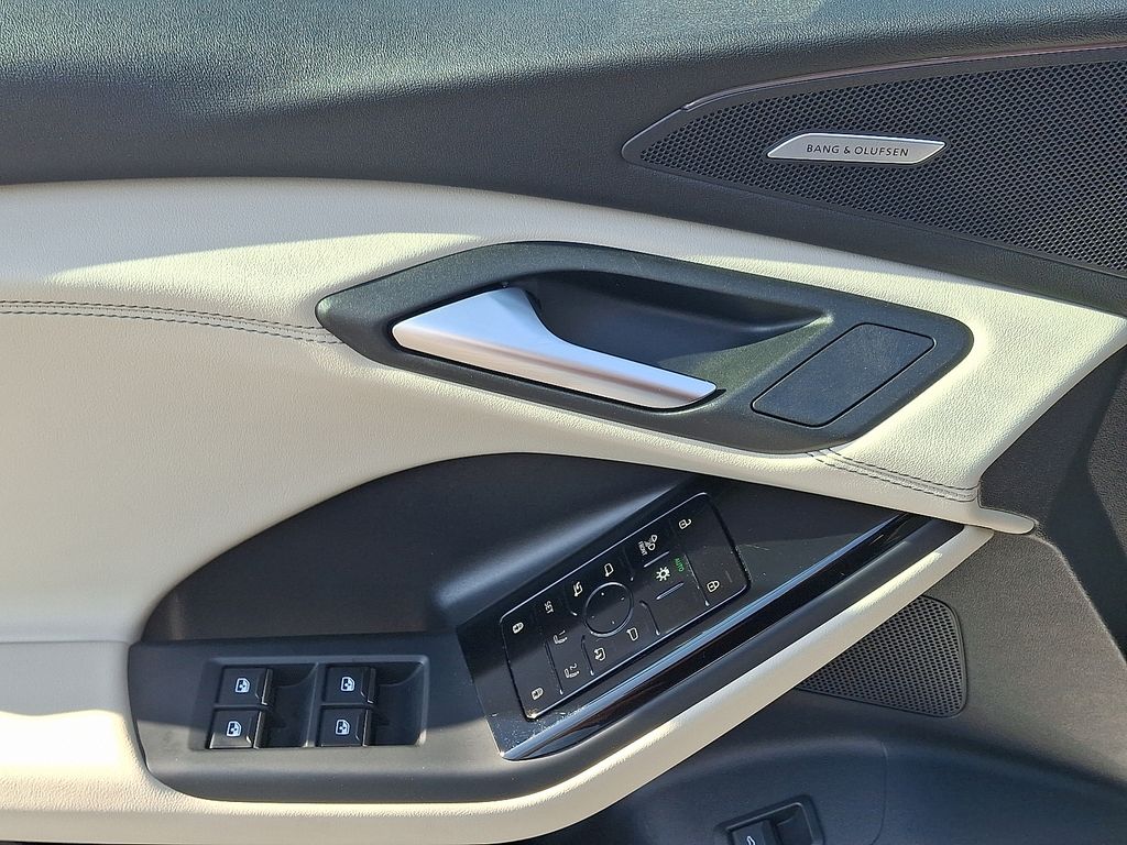 Thumbnail: 2025 Audi Q6 e-tron - 12