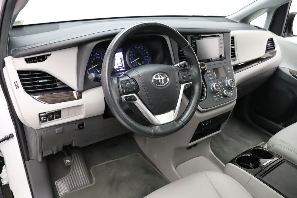 Thumbnail: 2020 Toyota Sienna - 15