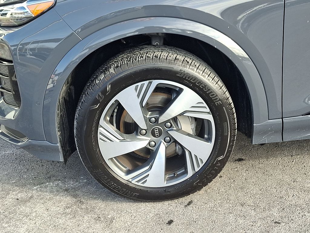 Thumbnail: 2025 Audi Q6 e-tron - 8