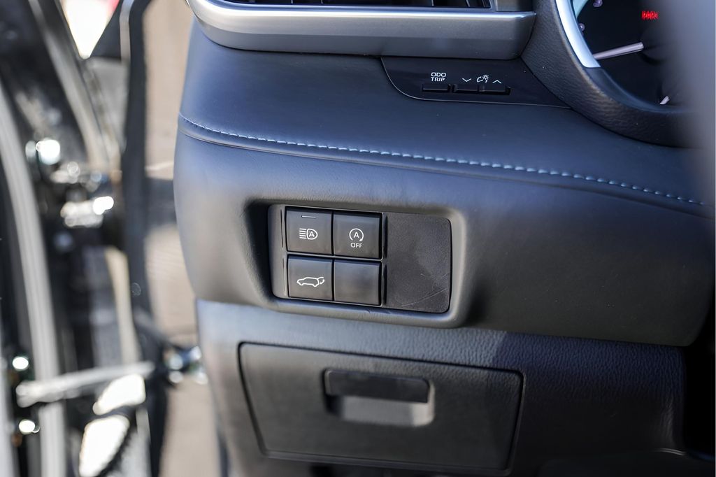 Used Car 2023 Toyota Highlander  Xle For Sale Under $35,000 In Austin, Texas