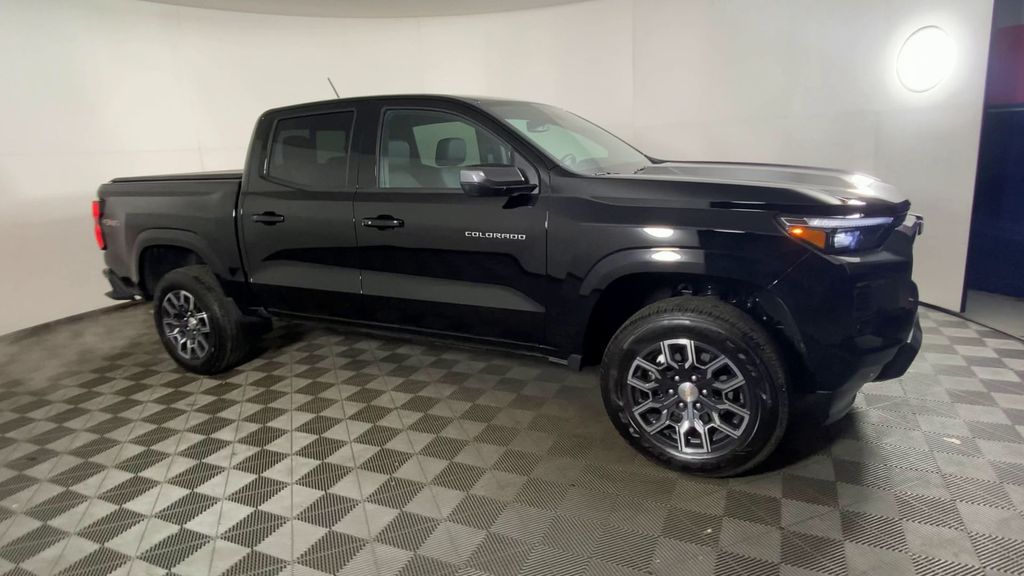 2024 Chevrolet Colorado LT 2