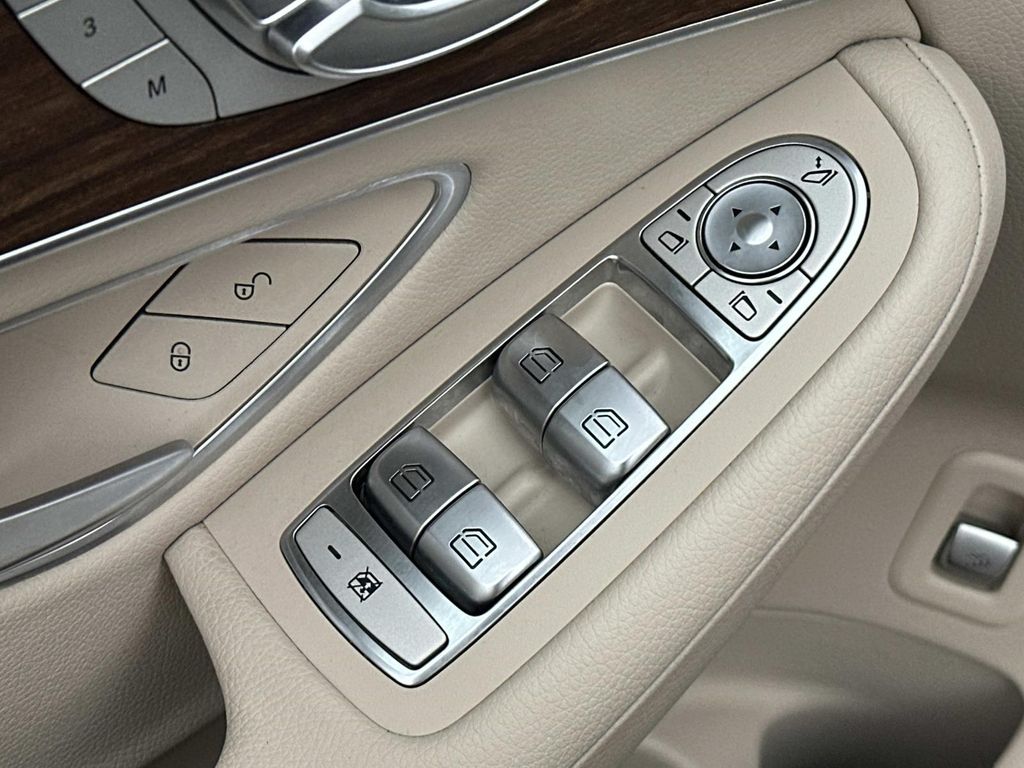 Thumbnail: 2022 Mercedes-Benz GLC - 32