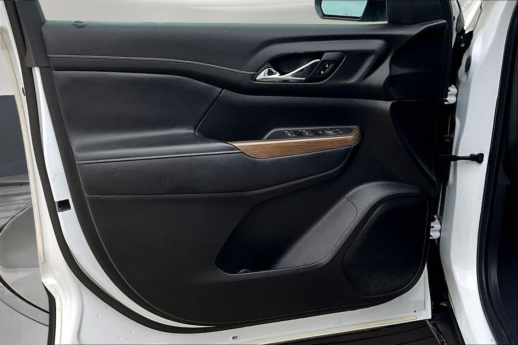 Used 2020 White GMC SLE image 20