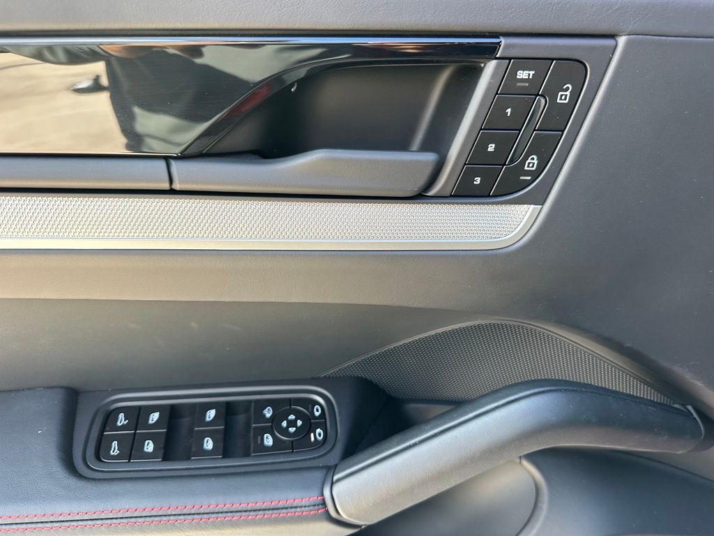 Thumbnail: 2026 Porsche Cayenne - 17