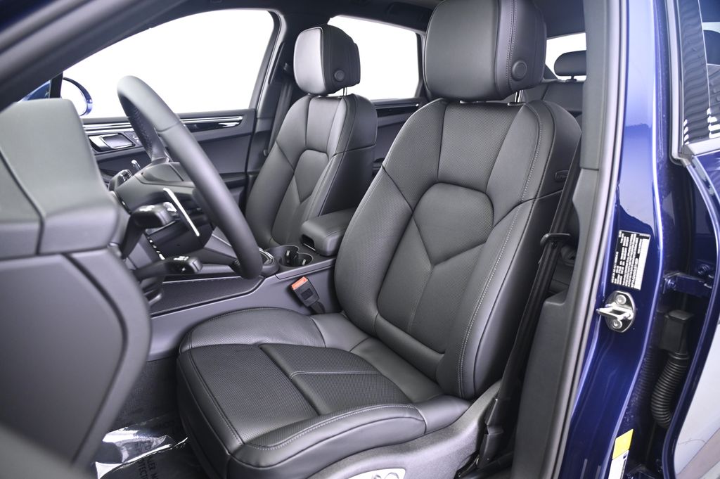 Thumbnail: 2025 Porsche Macan - 30