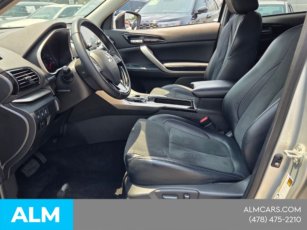 Used 2024 Silver Mitsubishi SE image 5