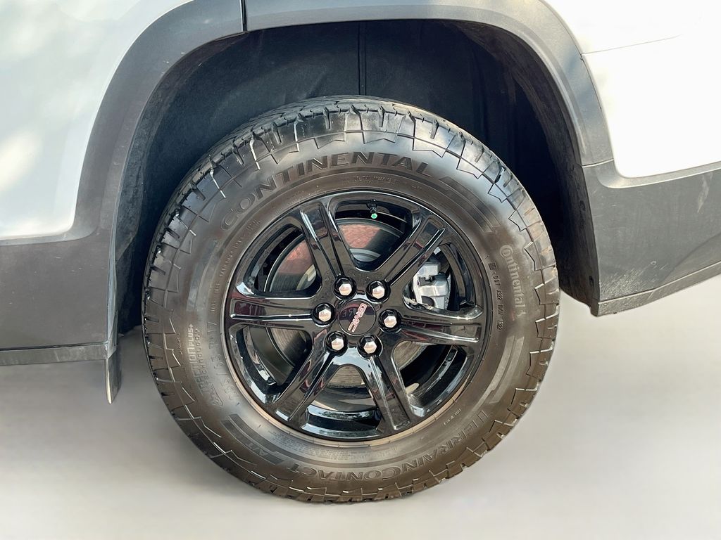 Used 2023 White GMC AT4 image 33