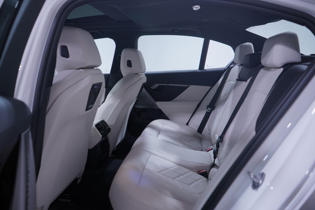 Thumbnail: 2026 BMW 5 Series - 9