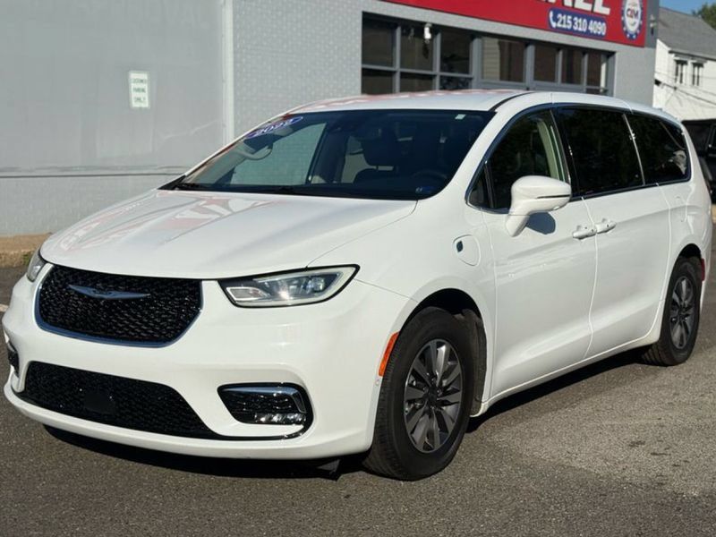 2022 Chrysler Pacifica Hybrid Touring L FWD