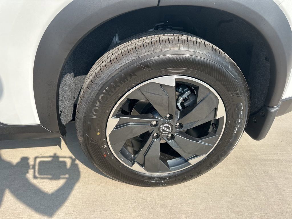 2025 Everest White Pearl Nissan Rogue SV FWD SUV