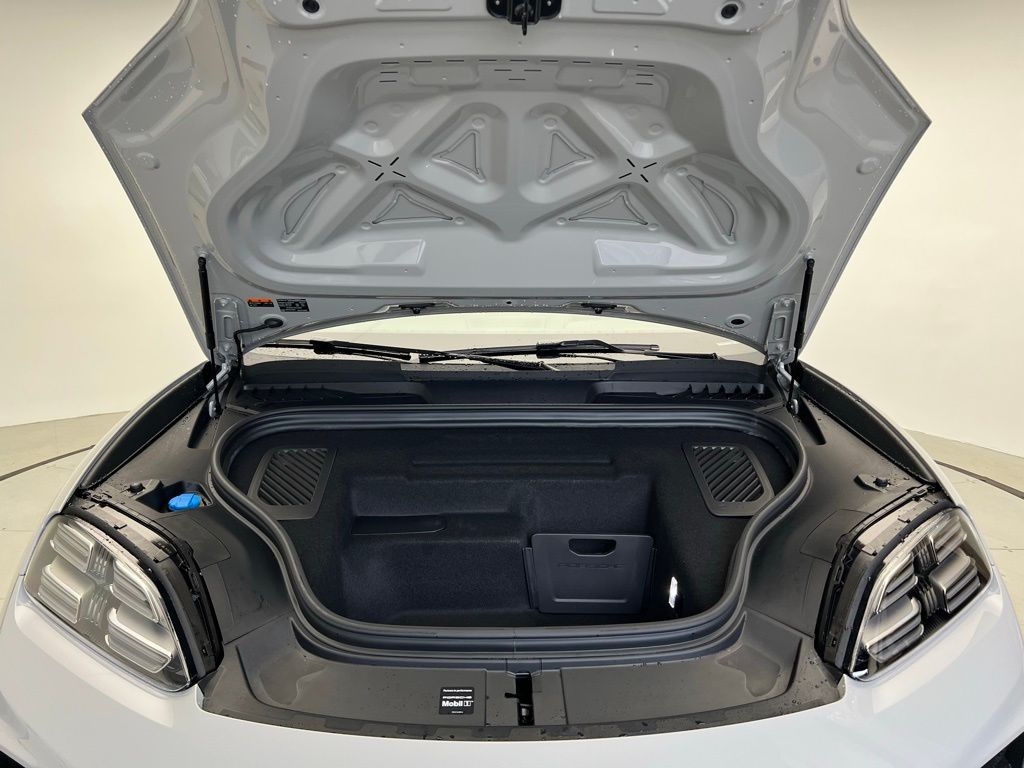 Thumbnail: 2026 Porsche Macan - 26