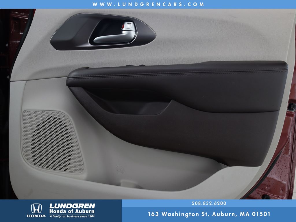 2017 Chrysler Pacifica Touring L 13