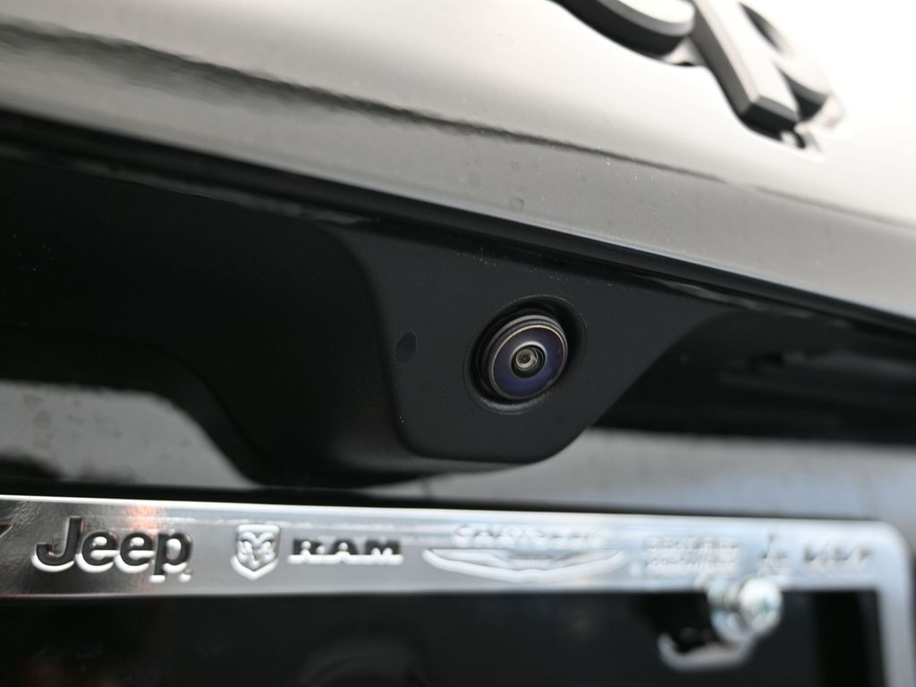 New 2026 diamond black crystal pearlcoat Jeep Latitude image 31