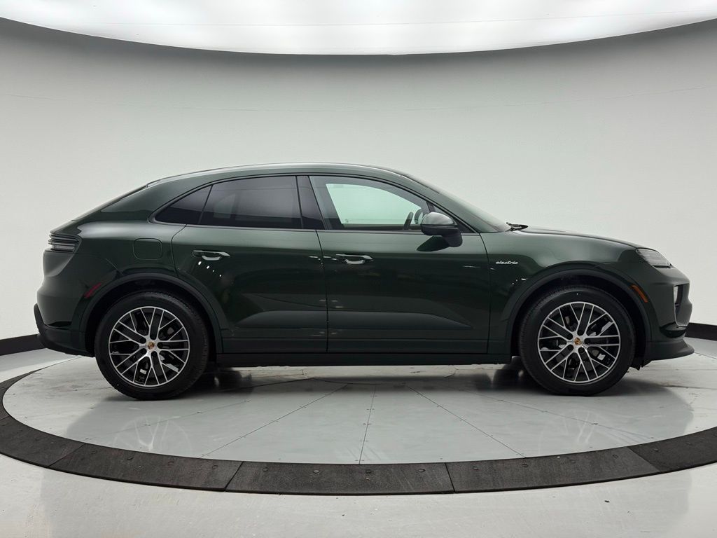 Thumbnail: 2026 Porsche Macan - 10