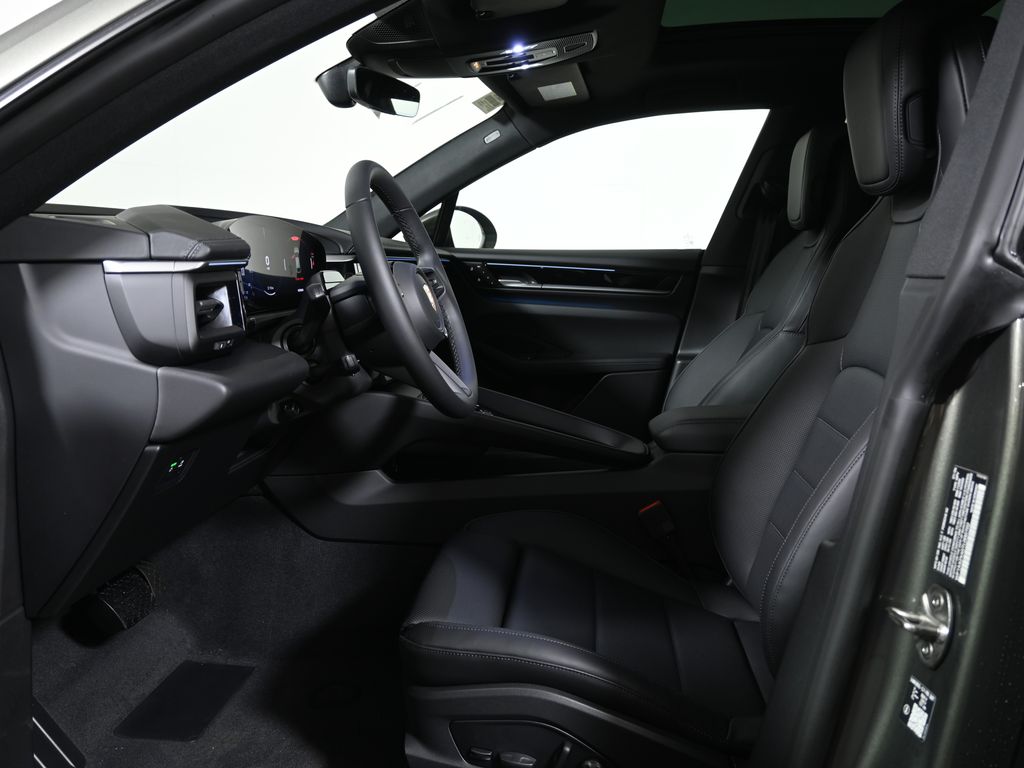 Thumbnail: 2026 Porsche Macan - 5