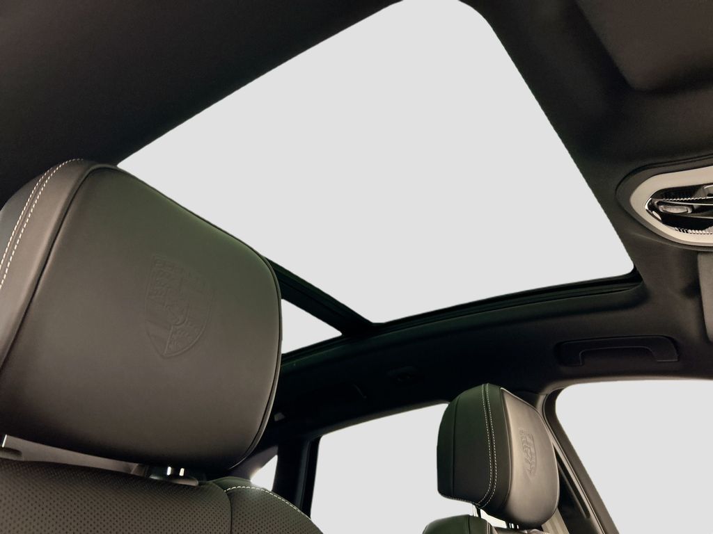 Thumbnail: 2026 Porsche Macan - 21