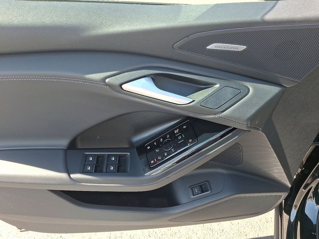 Thumbnail: 2025 Audi Q6 e-tron - 12