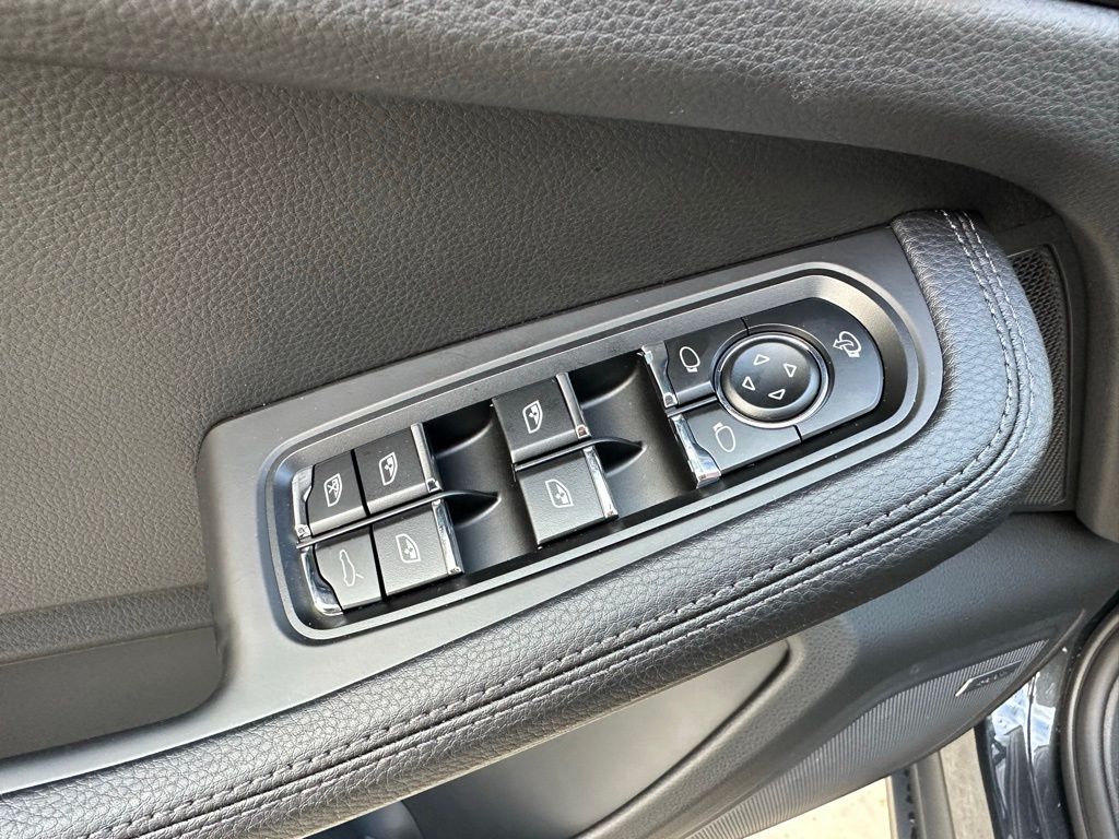 Thumbnail: 2026 Porsche Macan - 21