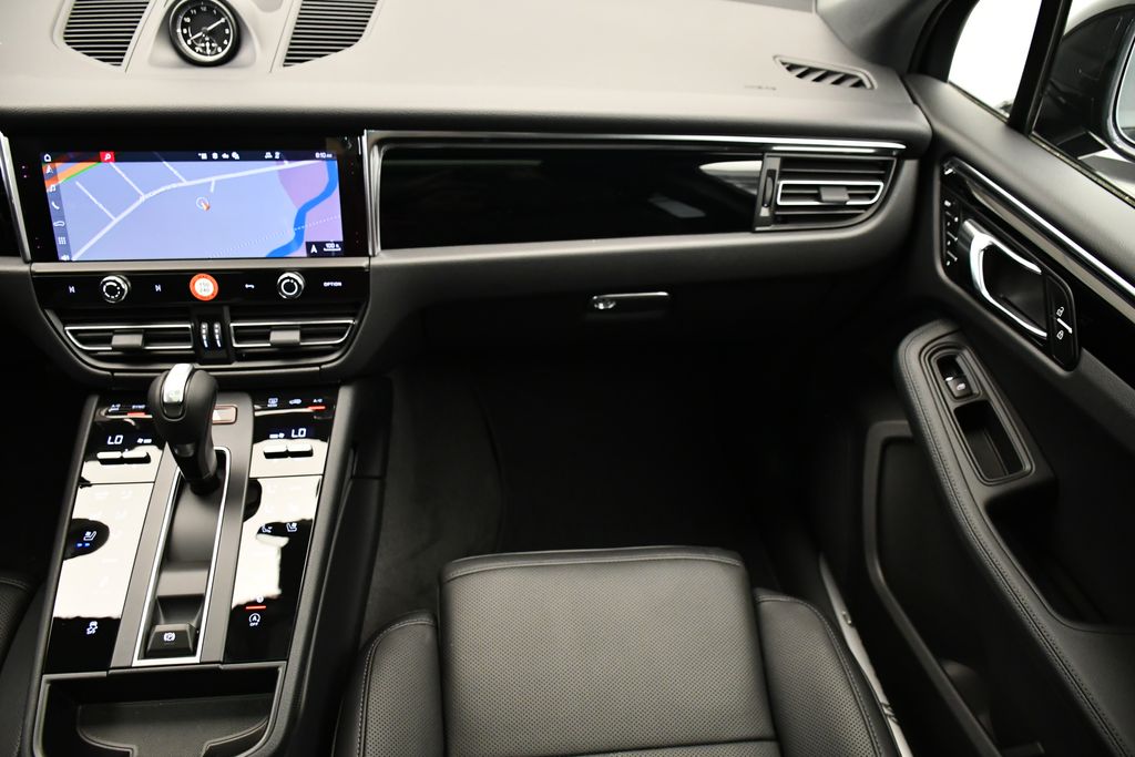 Thumbnail: 2026 Porsche Macan - 24