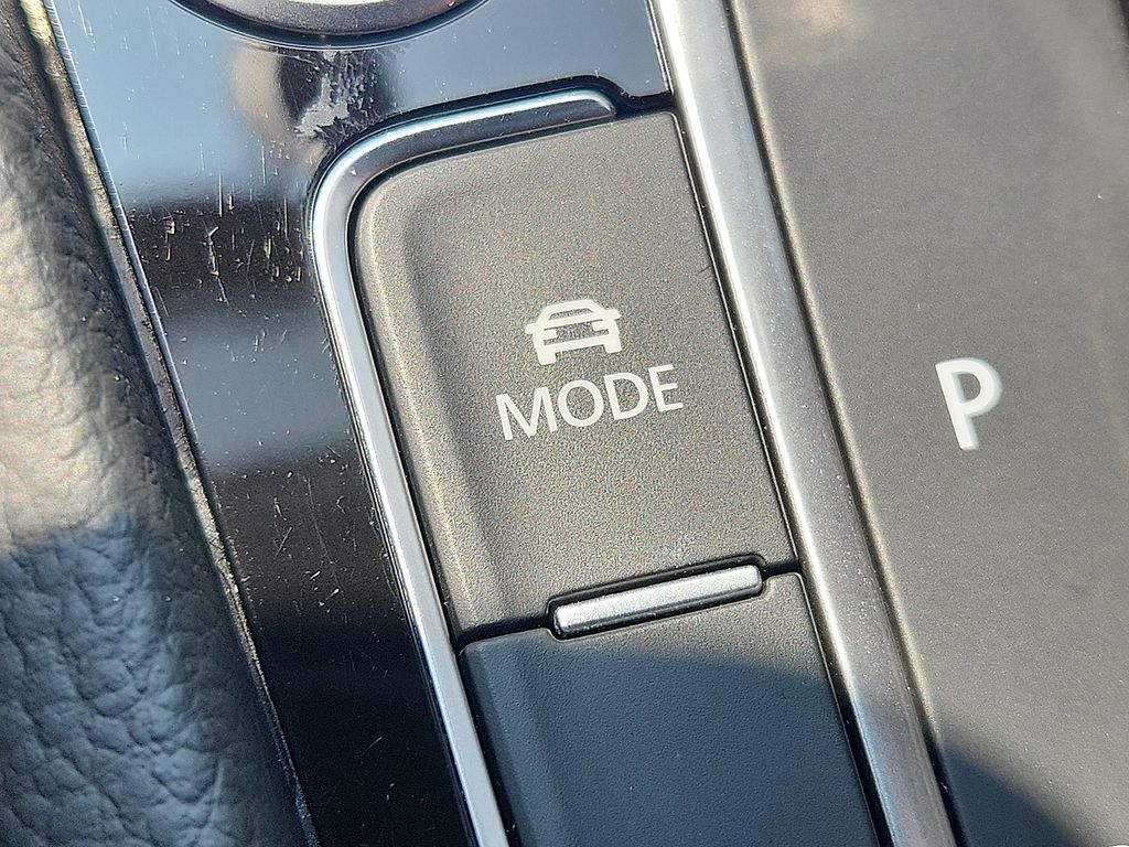 Thumbnail: 2016 Volkswagen Golf - 24