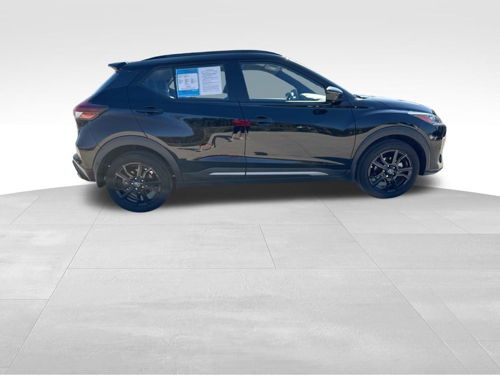 2023 Nissan Kicks SR 9