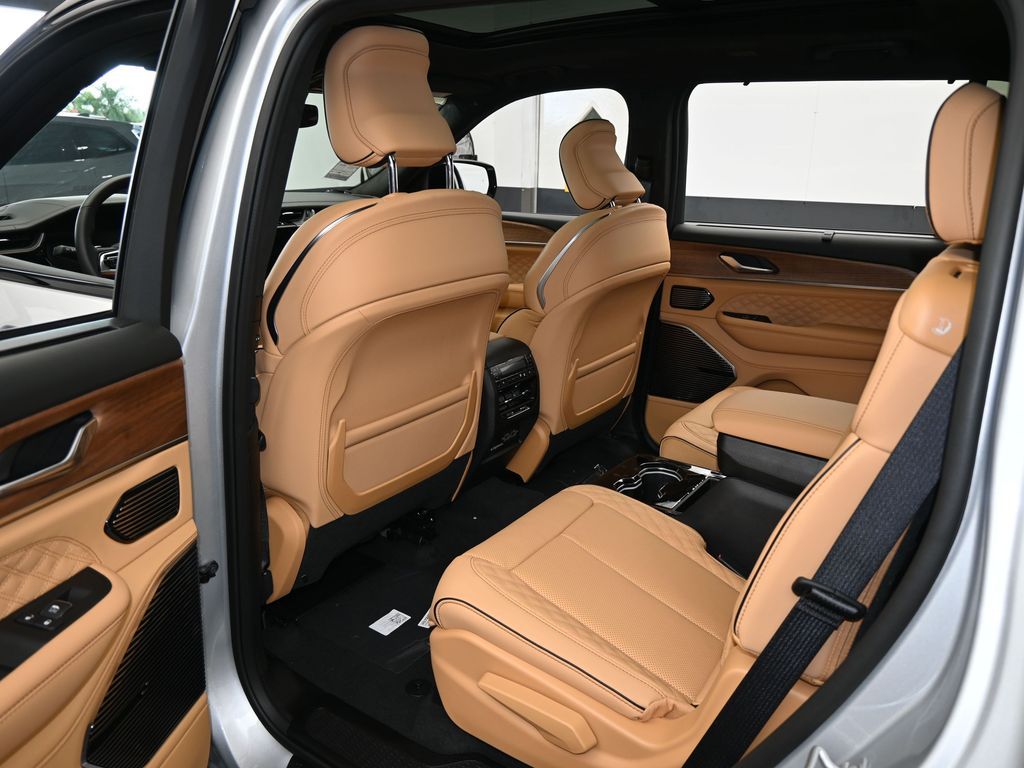 New 2025 Silver Zynith Jeep Summit image 34