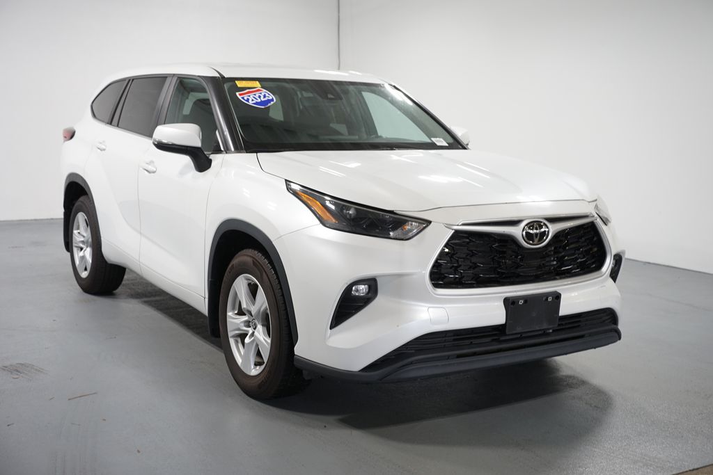 Thumbnail: 2023 Toyota Highlander - 3