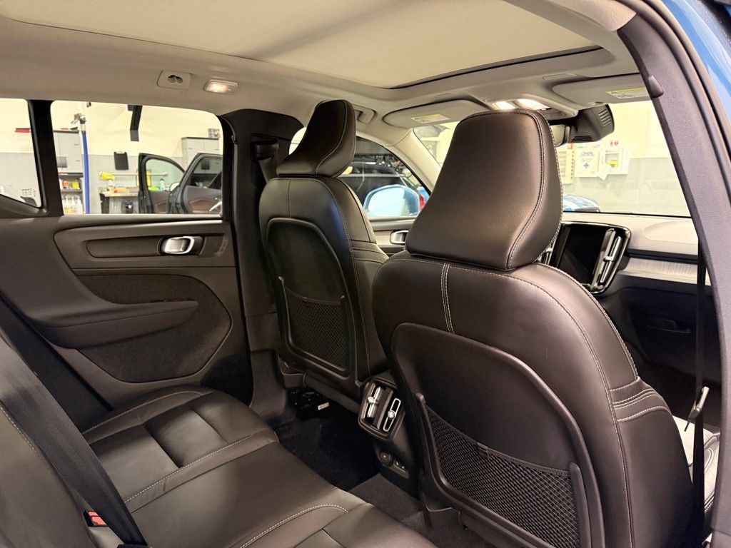 Thumbnail: 2023 Volvo XC40 - 25