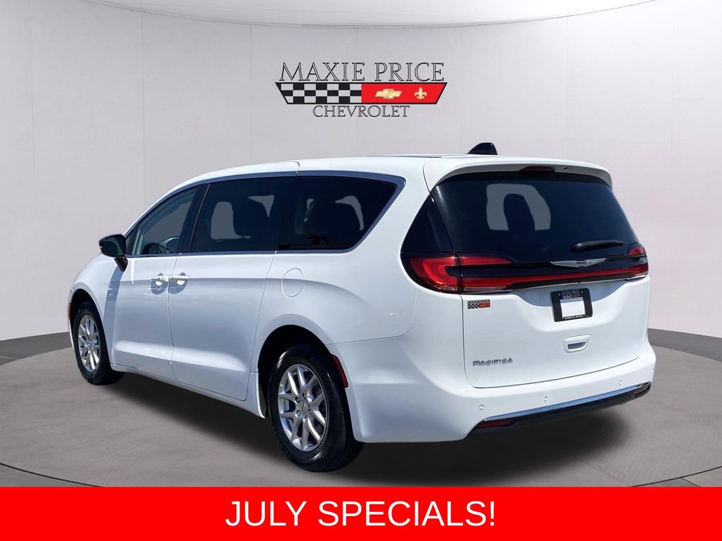 Used 2024 Chrysler Pacifica Van