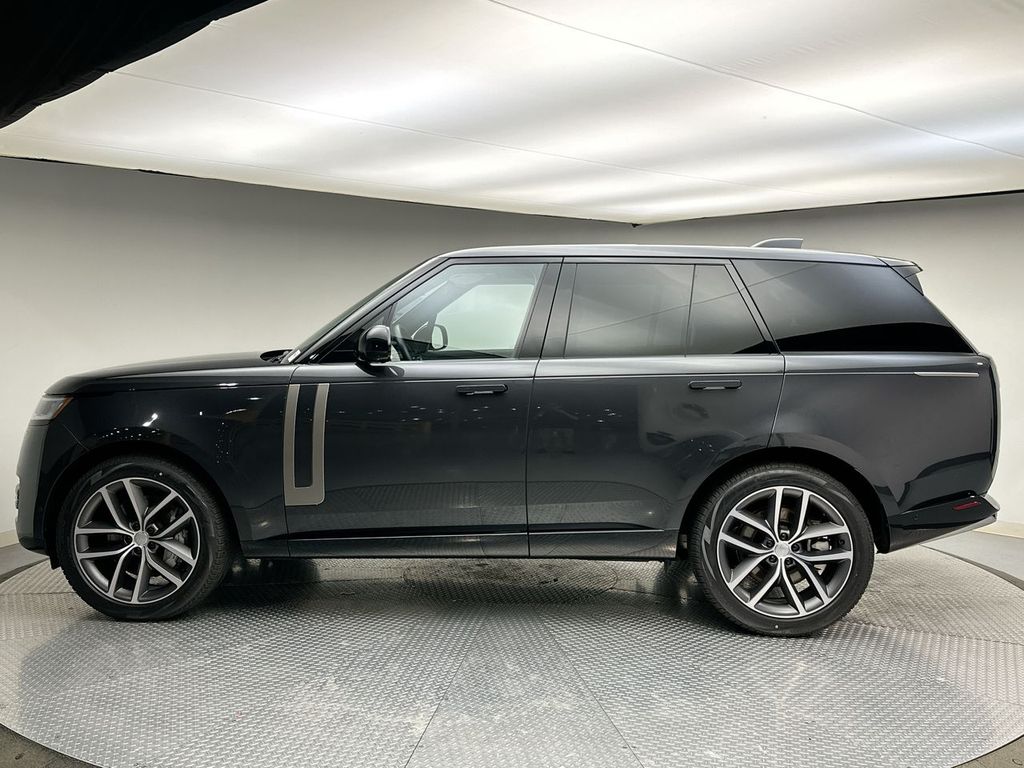 2025 Land Rover Range Rover SE 2