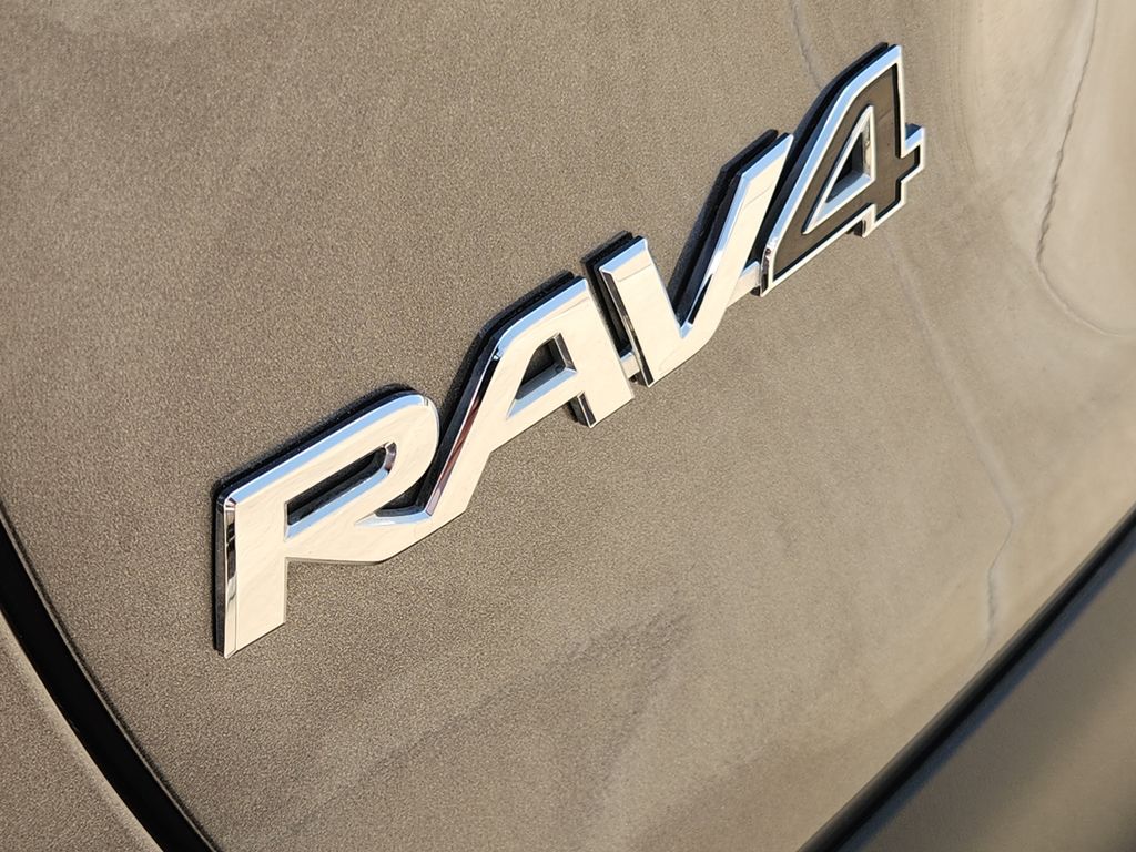 2021 Toyota RAV4 XLE - 10
