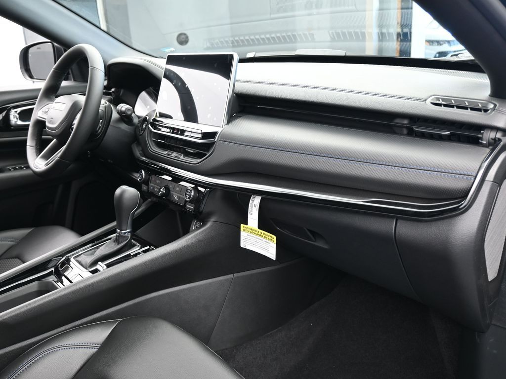 New 2026 diamond black crystal pearlcoat Jeep Latitude image 39