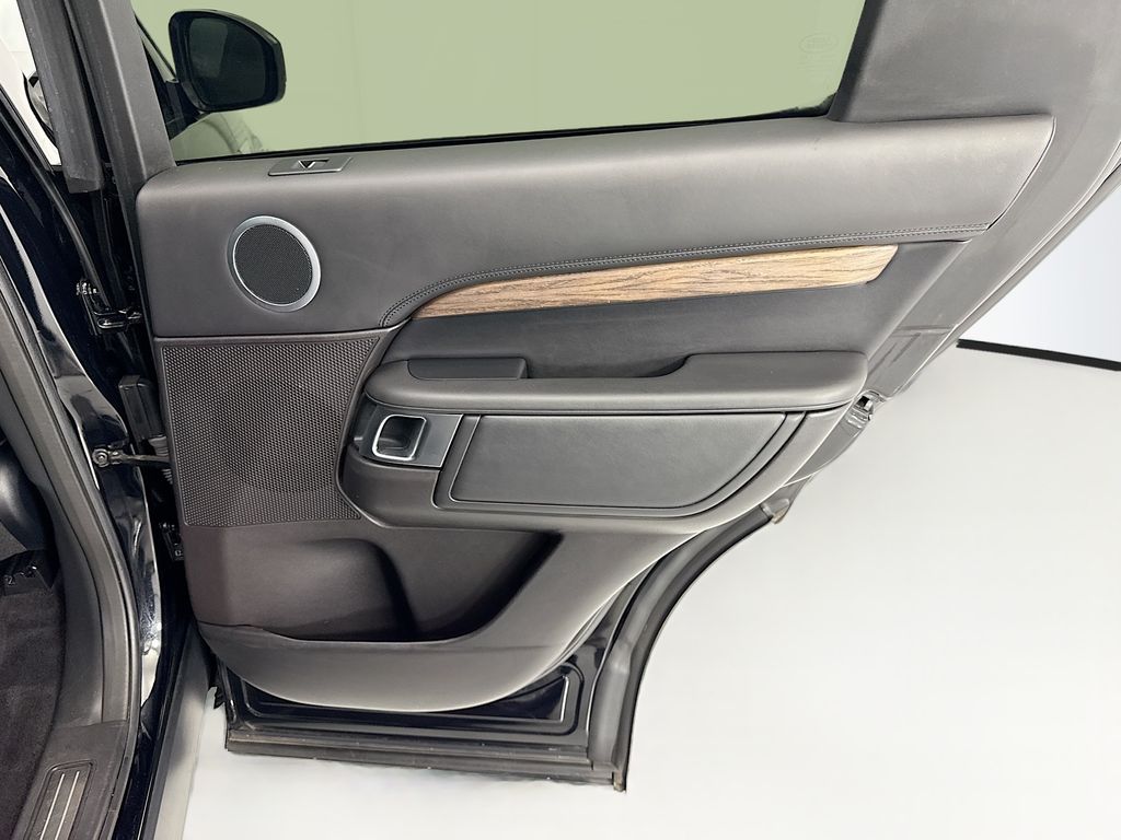 Thumbnail: 2018 Land Rover Discovery - 25