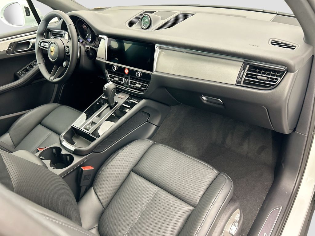 Thumbnail: 2026 Porsche Macan - 20