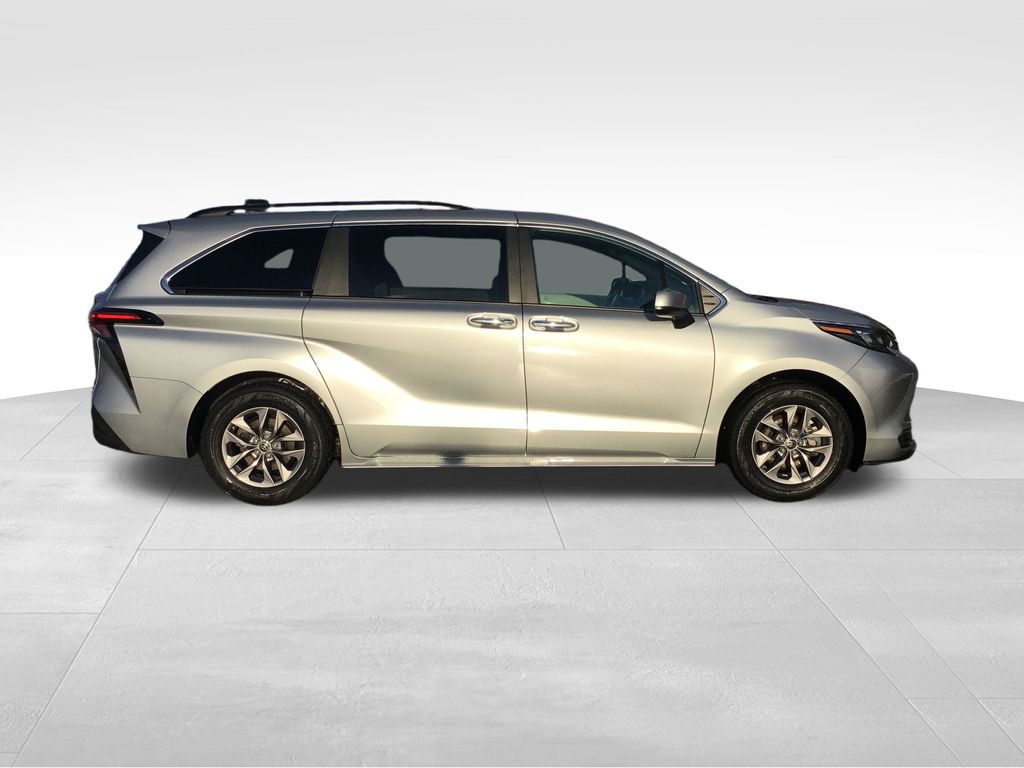 Thumbnail: 2024 Toyota Sienna - 6